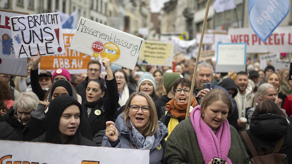 Das St. Galler Spitalpersonal demonstrierte am 11. November in der Kantonshauptstadt gegen den Abbau von insgesamt 440 Stellen in den vier Spitalverbunden. (Archivbild)