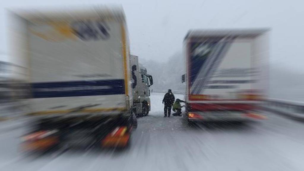 Auch im Kanton Schwyz blieben wegen der starken Schneefälle Lastwagen stecken, so wie hier auf der Hauptstrasse 8 zwischen Pfäffikon und Schwyz.