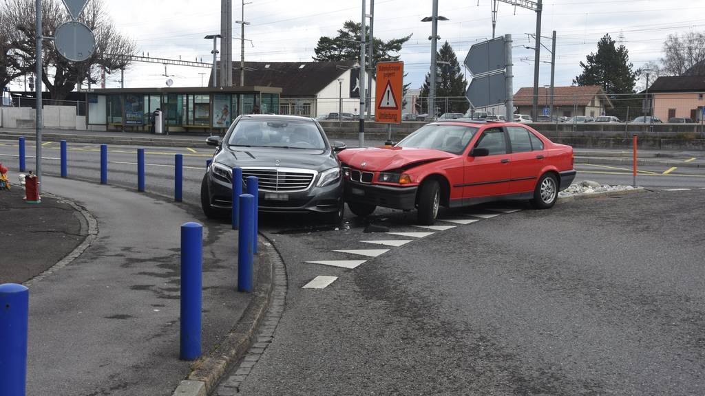 Ein 20-jähriger Autofahrer schoss mit seinem BMW einen Mercedes ab.