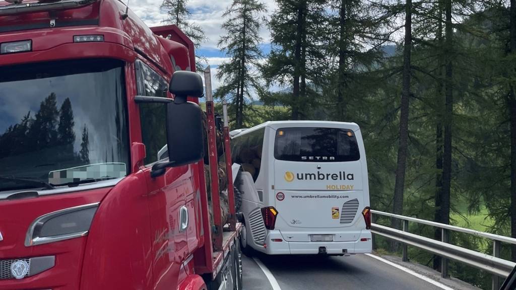 Streifkollision am Julierpass fordert grossen Sachschaden