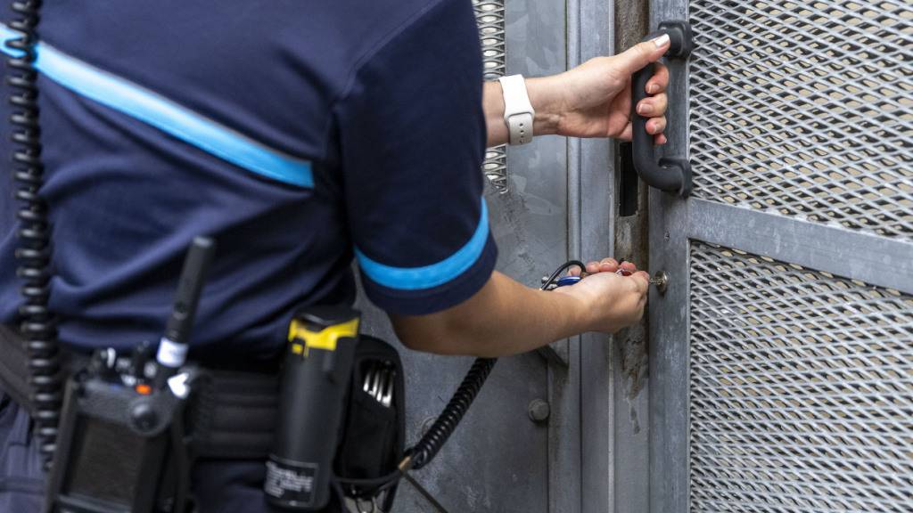 Die hohe Zahl an Inhaftierten führte zu einer schweizweiten Belegungsrate von 97 Prozent in den Gefängnissen. Im Bild: das Zentralgefängnis in Freiburg. (Archiv)