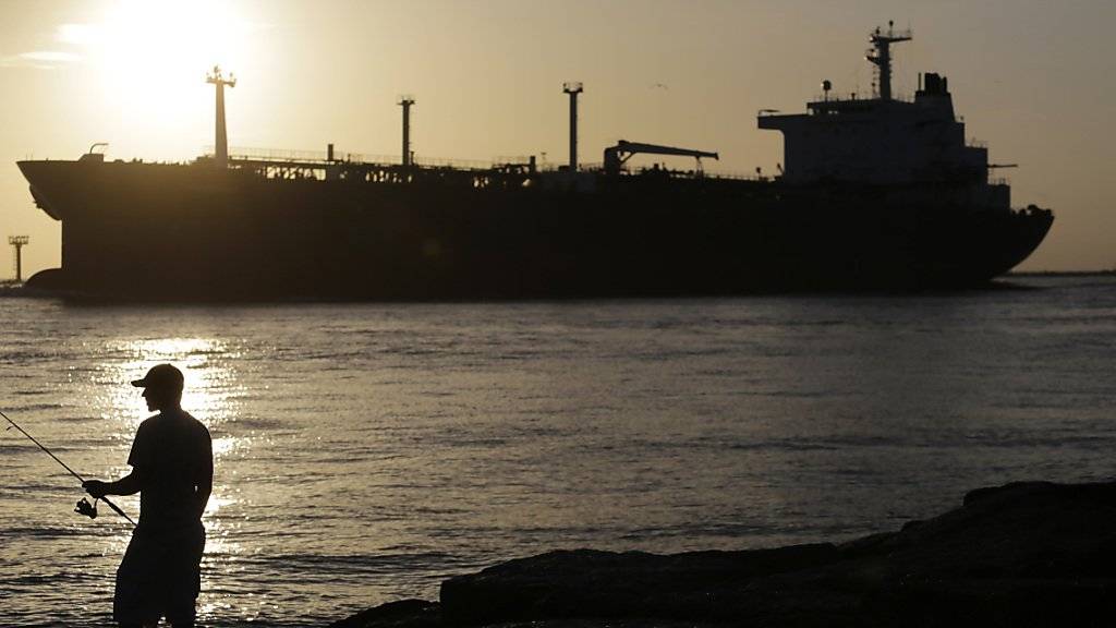 Öltanker bei Port Aransas in Texas: Laut der IEA fördern die Staaten ausserhalb des Opec-Kartells deutlich weniger Öl. Allein die USA sollen täglich gut eine halbe Million Barrel weniger auf den Markt bringen.