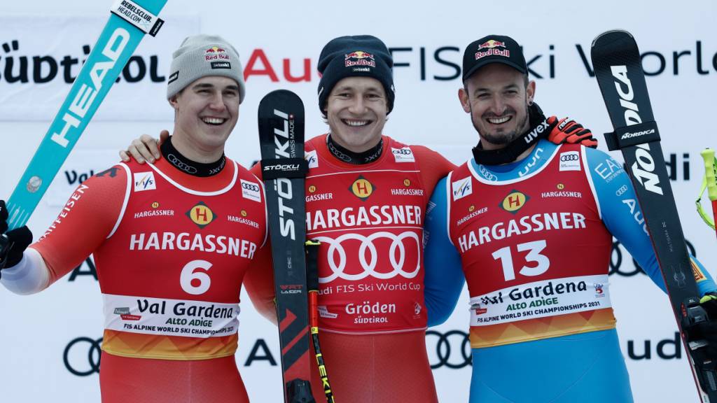 Marco Odermatt (Mitte) ist der strahlende Sieger, Teamkollege Franjo von Allmen wird in Gröden Zweiter (links) und Dominik Paris Dritter