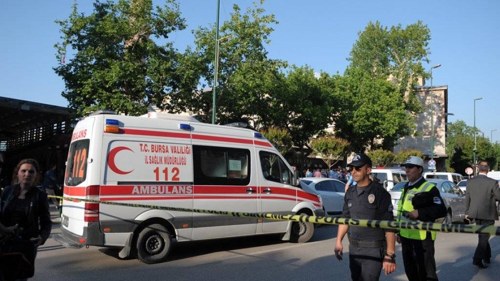 Polizeikräfte sichern den Anschlagsort in Bursa. Eine Selbstmordattentäterin hatte sich nahe der Grossen Moschee, dem Wahrzeichen der anatolischen Millionenstadt, in die Luft gesprengt.