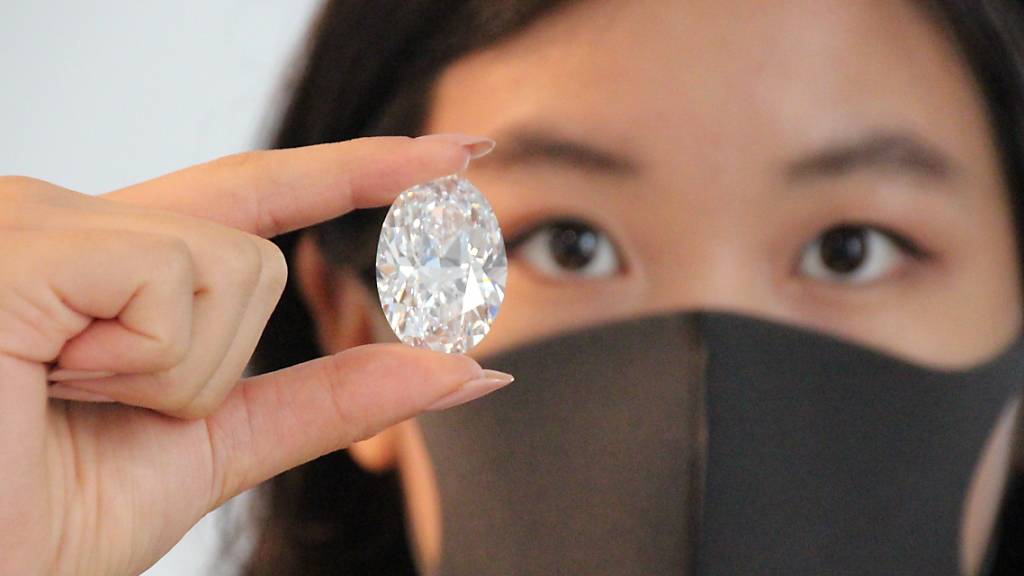 Ein Model zeigt bei Sotheby's in New York einen großen, weißen Diamanten. Foto: Christina Horsten/dpa