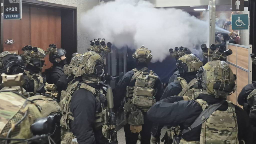 ARCHIV - Angestellte der Nationalversammlung sprühen einen Feuerlöscher auf Soldaten in der Nationalversammlung. Foto: Uncredited/YONHAP/dpa