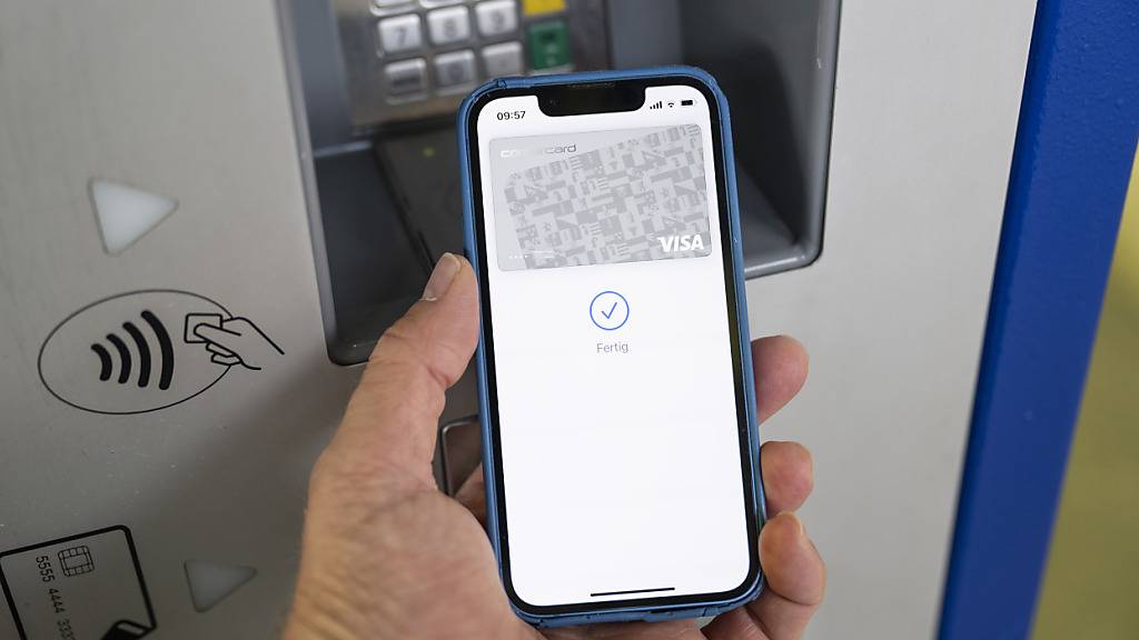 Apple öffnet  nun die Zugänge zum kontaktlosen Bezahlen via iPhone. (Archivbild)