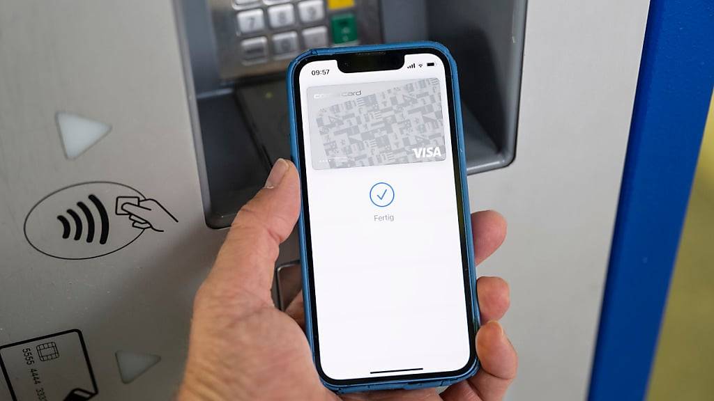 Apple öffnet  nun die Zugänge zum kontaktlosen Bezahlen via iPhone. (Archivbild)