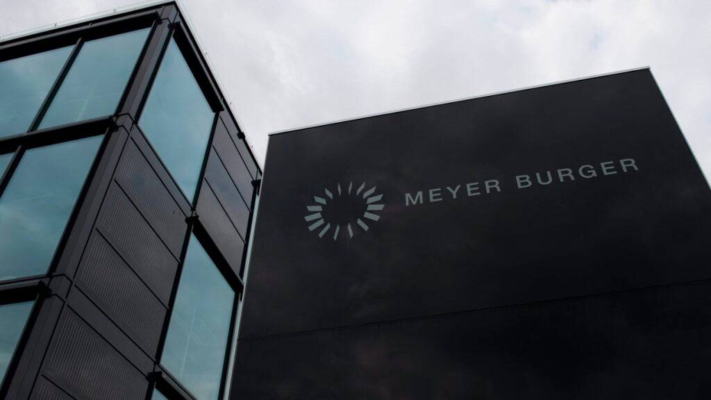 Der Solarzellen-Hersteller Meyer Burger produziert seit Anfang September nicht mehr an seinen Standorten in Sachsen und Sachsen-Anhalt. Die Suche nach Investoren war bislang erfolglos.(Archivbild)