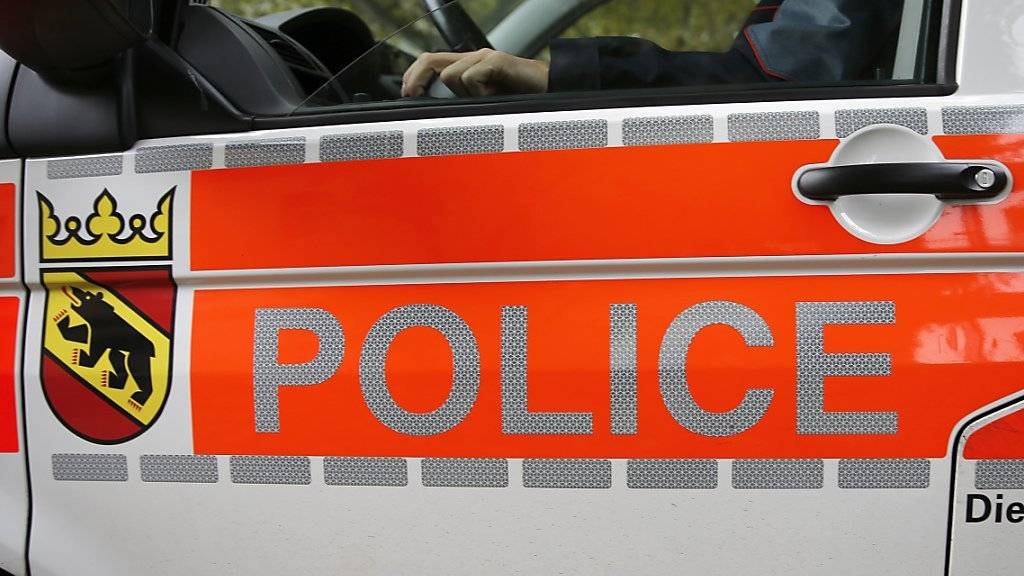 Die Berner Kantonspolizei erwischte am Mittwochabend nach einer wilden Verfolgungsjagd zwei jugendliche Autodiebe (Symbolbild).