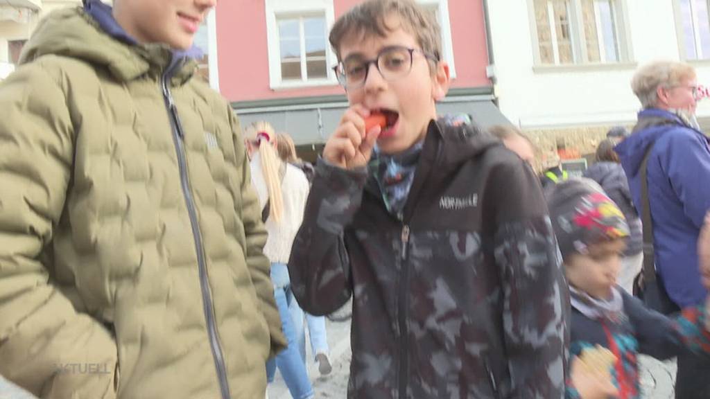 Rüebli für alle: Der traditionele Markt in Aarau zieht viele Besucher an