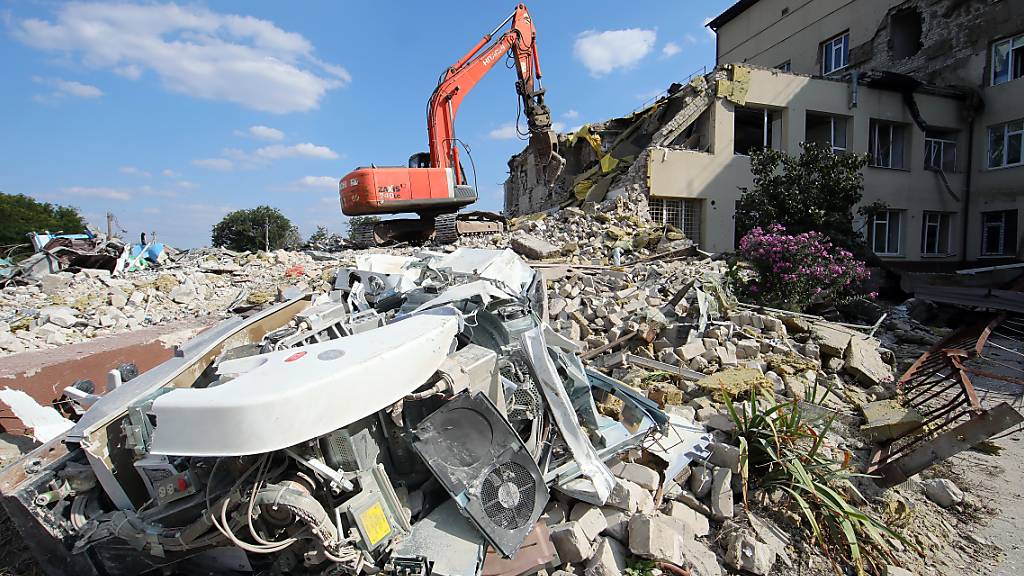 Ein Abrissfahrzeug beseitigt die Trümmer, während die Arbeiten zur Wiederherstellung des Zentralen städtischen Krankenhauses im Gange sind. Foto: Uncredited/Ukrinform/dpa