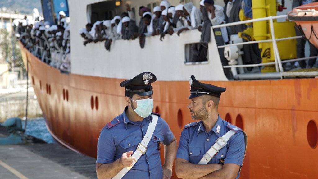 Ankommende Flüchtlinge in Messina auf Sizilien. Am Dienstag sind nach Angaben der italienischen Küstenwache rund 4500 Menschen aufgegriffen worden, die in teils nicht seetüchtigen Booten von Nordafrika nach Europa überfuhren. (Archivbild)