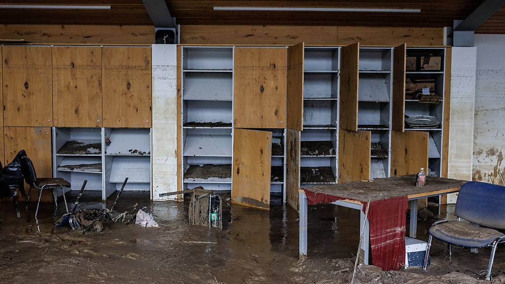 Das Hauptquartier des slowenischen Bergrettungsdienstes wird bei einem Hochwasser in Kamnik zerstört. Foto: Luka Dakskobler/SOPA Images via ZUMA Press Wire/dpa