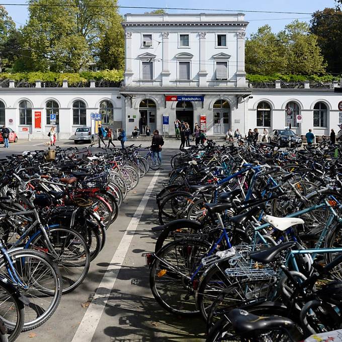 Stadt Zürich testet Veloabstellplätze im Parkhaus Hohe Promenade