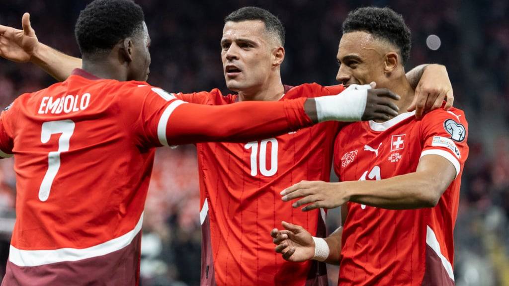 Granit Xhaka (Mitte), Captain der Schweizer Nationalmannschaft, hat die nächste WM-Teilnahme im Blick