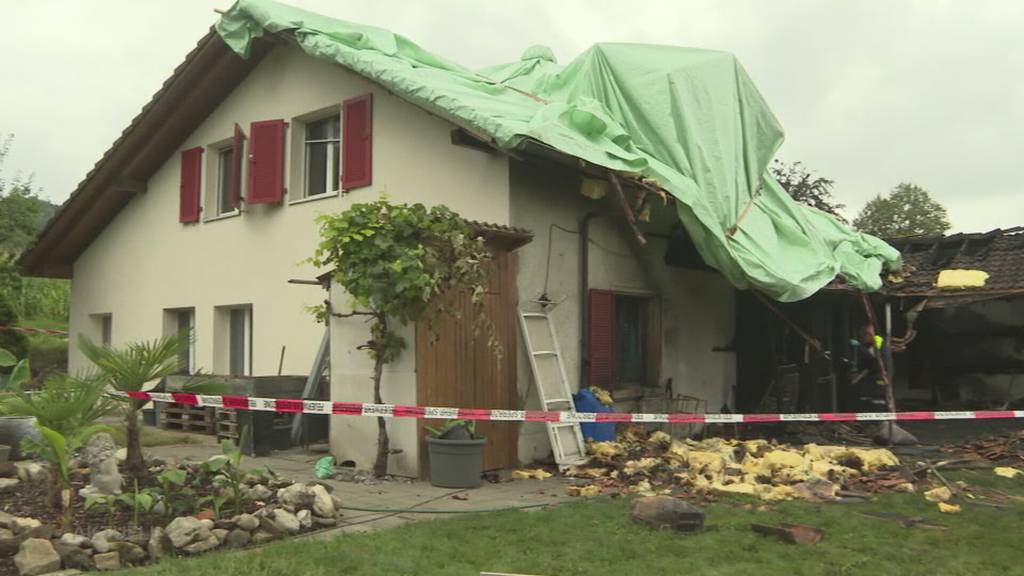 Böse Überraschung: Während Bewohner am Dorffest in Leutwil feiern, brennt ihr Haus.