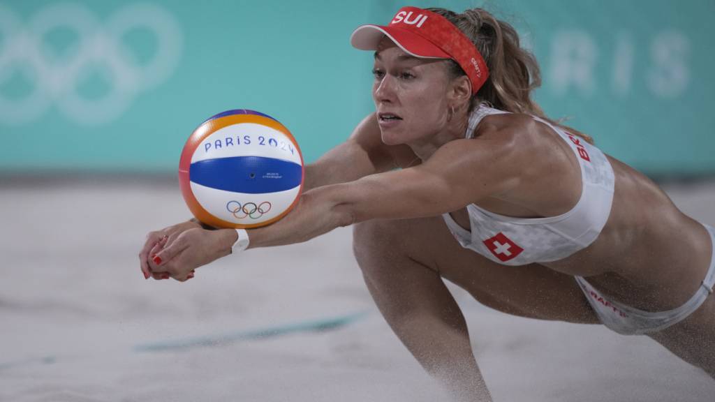 Nina Brunner hechtet nach dem Ball (Archivaufnahme)
