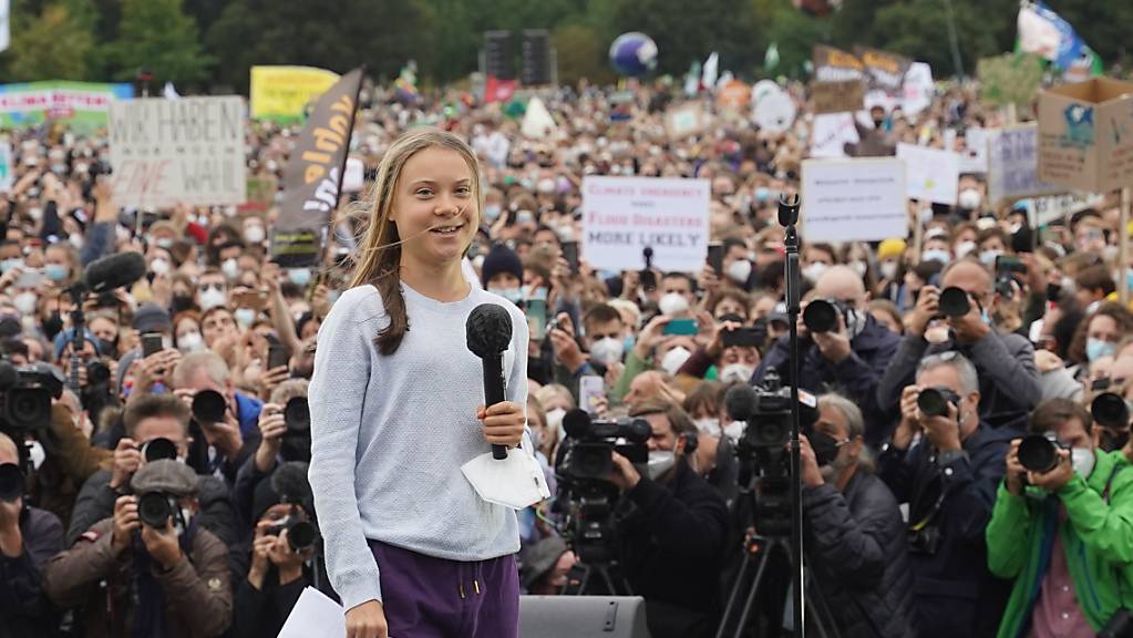 Die schwedische Klimaaktivistin Greta Thunberg spricht bei einer Demonstration von «Fridays for Future» vor dem Bundestag. Die Aktivisten fordern sozial gerechte und effektive Maßnahmen, um den globalen Temperaturanstieg auf 1,5 Grad Celsius zu begrenzen. Foto: Jörg Carstensen/dpa