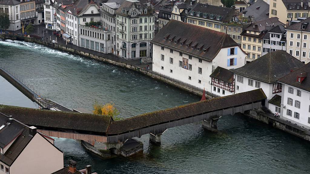 In der Stadt Luzern soll der Flussabschnitt von der Spreuerbrücke reussabwärts aufgewertet werden. (Archivbild)