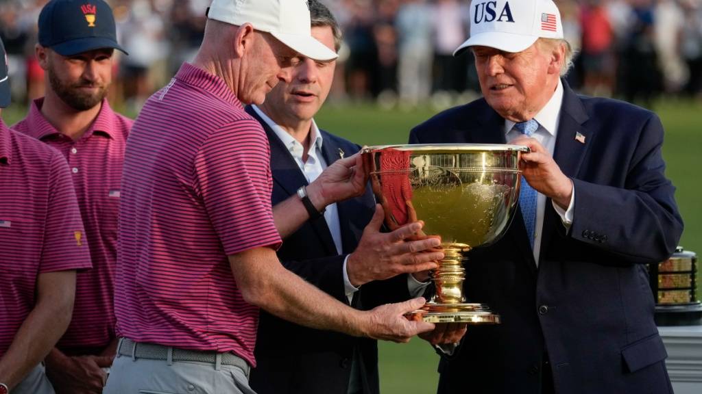 Donald Trump übergibt US-Captain Brandt Snedeker den Presidents Cup