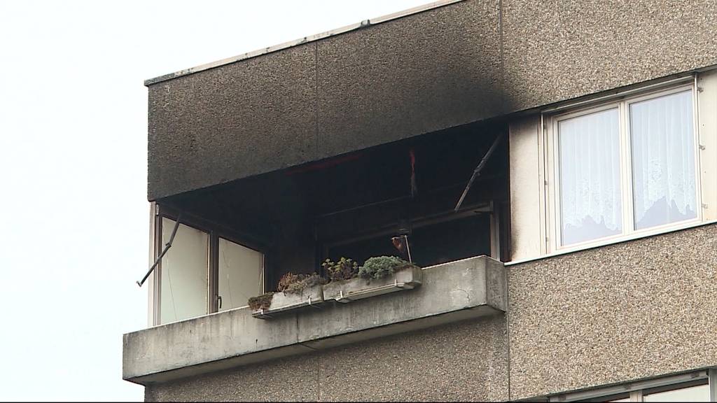 Brennende Kerze auf Balkon richtet grossen Schaden an