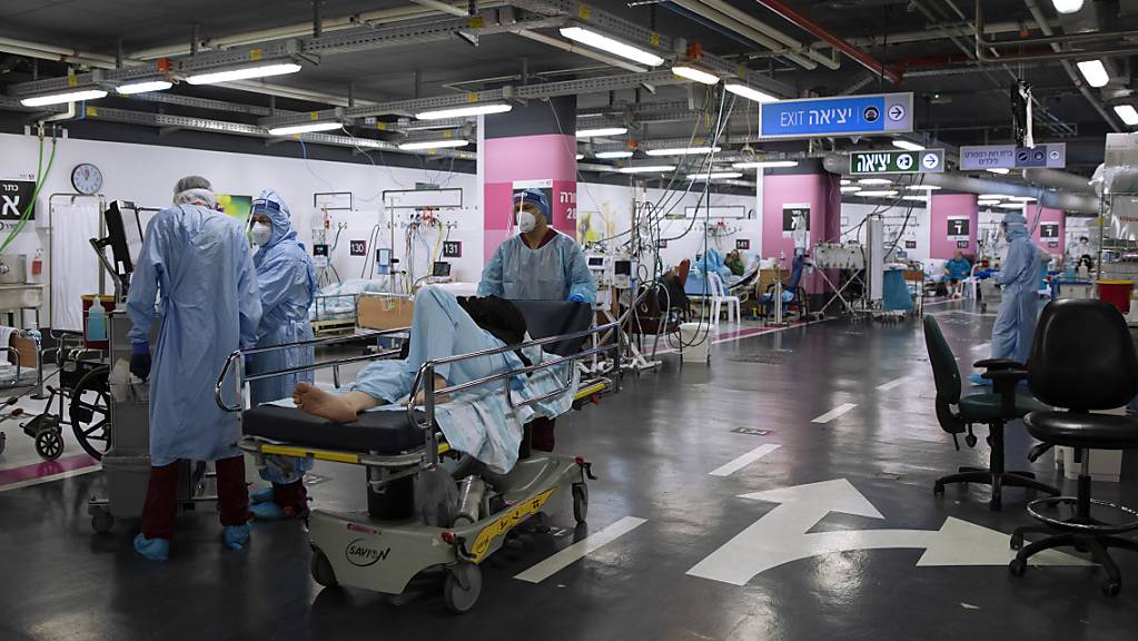 dpatopbilder - Eine Corona-Intensivstation ist behelfsmäßig in einer Tiefgarage eines Krankenhauses in Haifa aufgebaut worden. Foto: Oded Balilty/AP/dpa