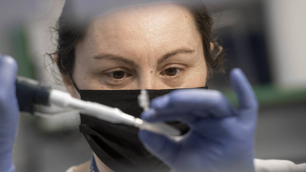 Eine Laborantin in Bellinzona bereitet eine Probe mit extrahierter RNA für einen PCR-Test vor, bei denen Mutationen des Coronavirus erkannt werden sollen. (Archivbild)