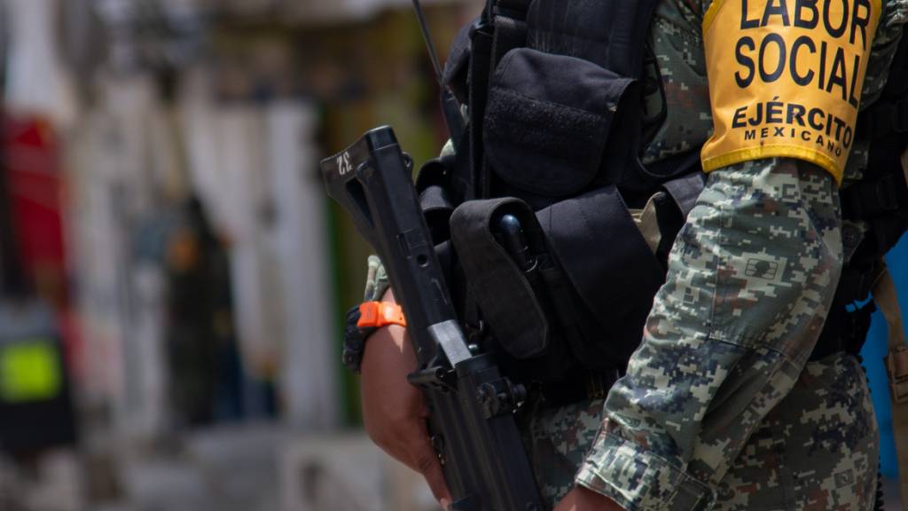 ARCHIV - Ein Soldat der mexikanischen Streitkräfte ist im Einsatz, nachdem Bewohner eines Dorfes durch Gewalt vertrieben wurden. Foto: Daniel Diaz/dpa