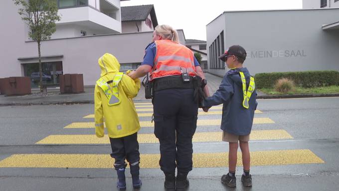 Sicher über die Strasse – Polizeibesuch im Kindergarten