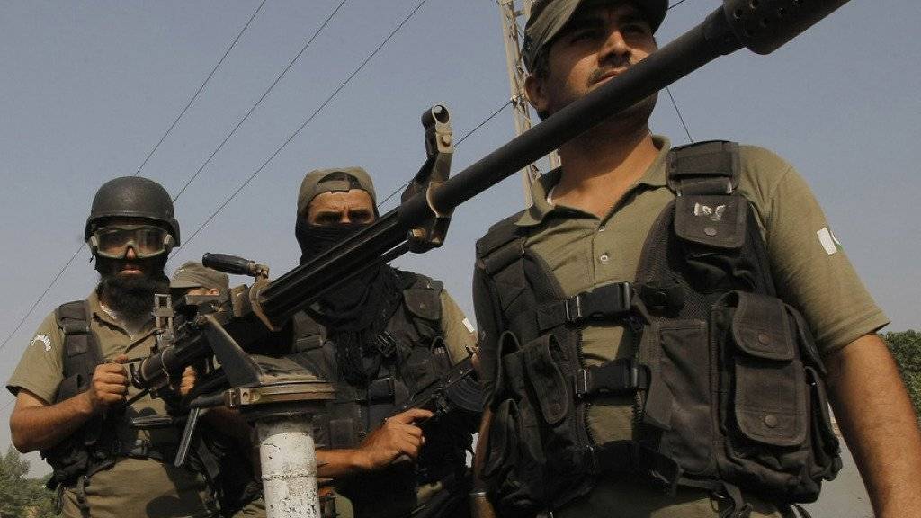 Pakistanische Militärs in der Nähe des angegriffenen Luftwaffenstützpunkts Badaber in einem Vorort der Stadt Peshawar