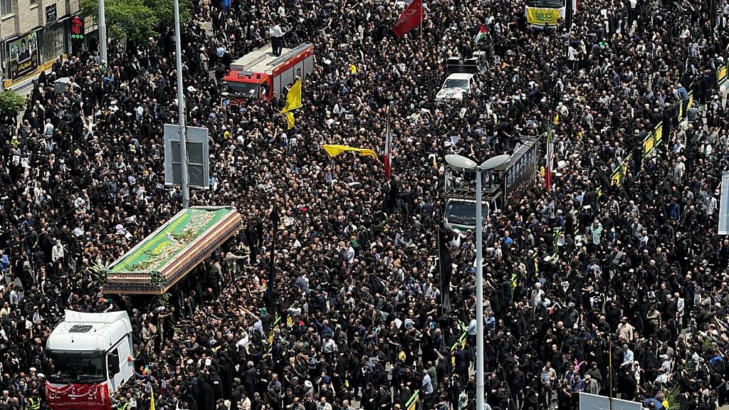 Trauernde versammeln sich auf dem Platz der Islamischen Revolution, um an der Trauerfeier teilnzunehmen. Foto: Saeid Zareian/dpa