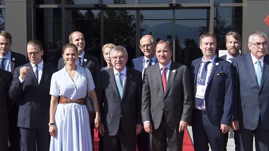 IOC-Präsident Thomas Bach posiert in Lausanne mit Angehörigen der schwedischen Delegation