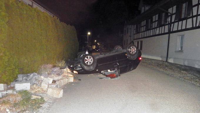 Fahrunfähiger Rumäne kracht in Mauer