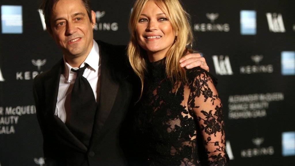 Die glücklichen Tage sind vorbei: Model Kate Moss und ihr Noch-Ehemann Jamie Hince (hier bei einer Gala im März 2015) befinden sich kurz vor der Scheidung in einem heftigem Streit (Archiv).
