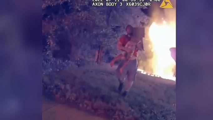 Selbstloser Pizzabote rettet fünf Menschen aus brennendem Haus 