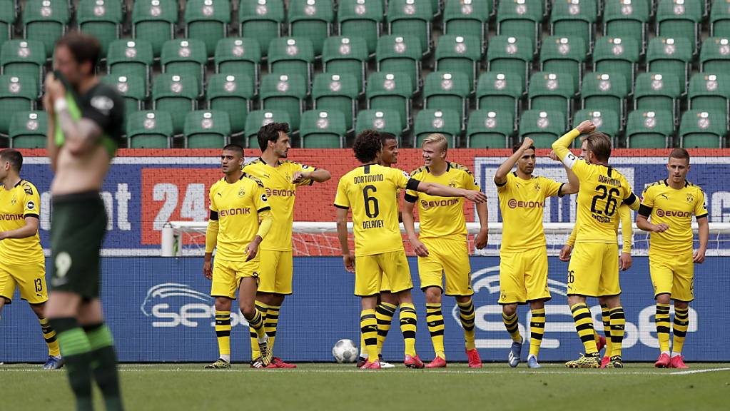 Dortmund feiert das 1:0 von Raphaël Guerreiro