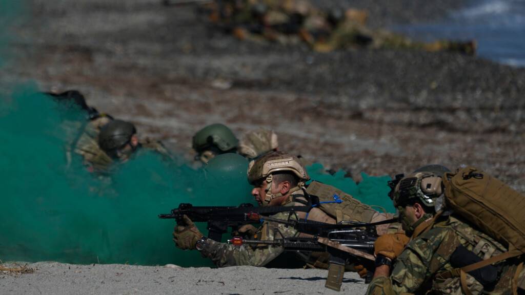 ARCHIV - Soldaten aus Ägypten nehmen in Maleme auf der griechischen Insel Kreta an der von Griechenland und Ägypten geleiteten gemeinsamen Militärübung «Medusa 15» teil. Foto: Thanassis Stavrakis/AP/dpa