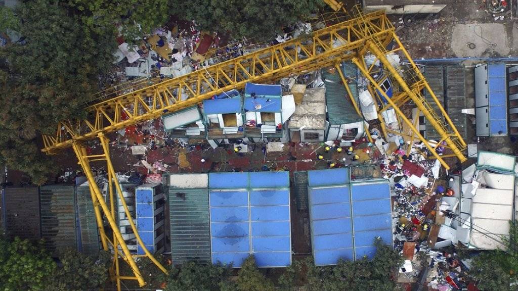 Beim Einsturz einer Kranbrücke starben auf einer Baustelle in China 18 Menschen.