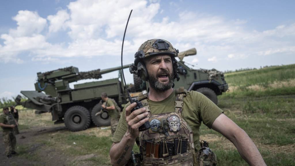 Ein ukrainischer Soldat spricht über Funk mit seinem Team. Foto: Evgeniy Maloletka/AP/dpa