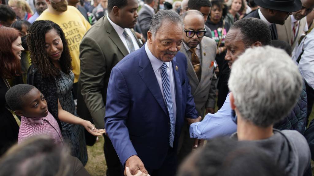 ARCHIV - Pfarrer Jesse Jackson (M) begrüßt Leute nach der Einweihung einer Gebetsmauer vor der historischen Vernon African Methodist Episcopal Church im Stadtteil Greenwood anlässlich des 100. Foto: John Locher/AP/dpa