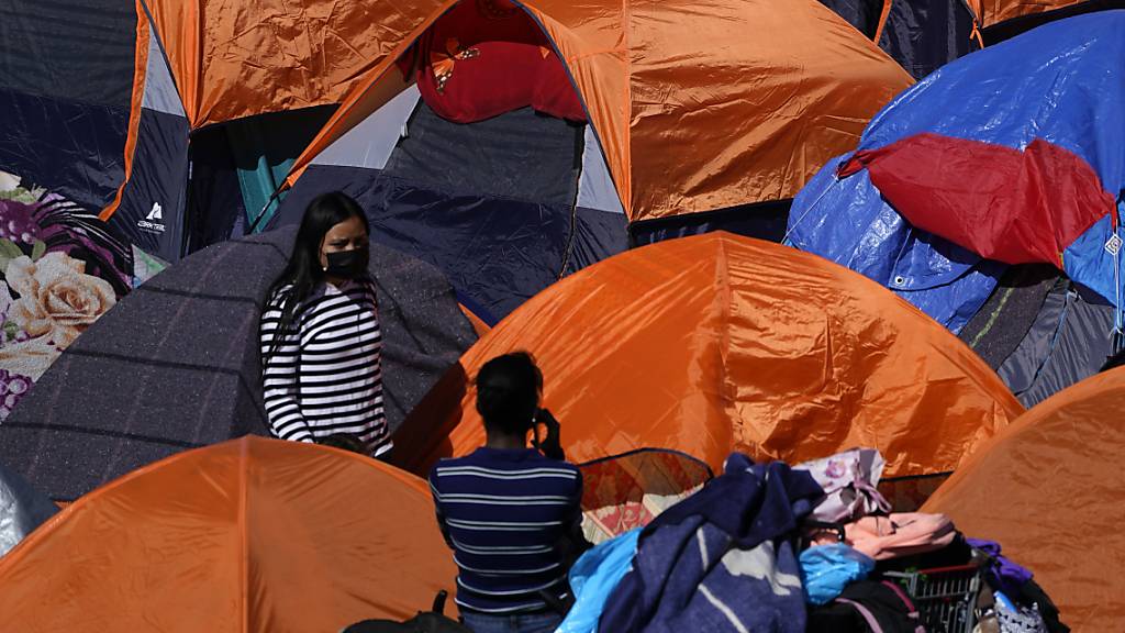 Zelte von Migranten, die in den USA Asyl suchen, stehen am Grenzübergang in Tijuana. Angesichts von «Rekordzahlen» ankommender Migranten an der US-Grenze zu Mexiko hat die US-Regierung die Katastrophenschutzbehörde Fema mobilisiert.