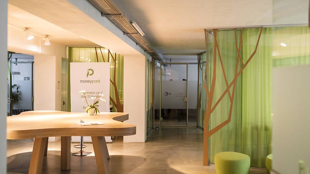 Der Versicherer Helvetia legt den eigenen Hypothekenverkauf mit jenem des Hypothekenberaters Moneypark zusammen. Damit will Helvetia Kosten sparen. Gleichzeitig nimmt der Versicherer aber auch eine Wertberichtigung auf seiner Moneypark-Beteiligung vor. Im Bild: Moneypark-Filiale (Archivbild)