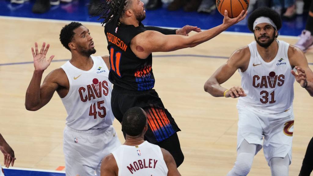 Knicks-Star Jalen Brunson (Mitte) setzt sich gleich gegen drei Spieler von Cleveland durch