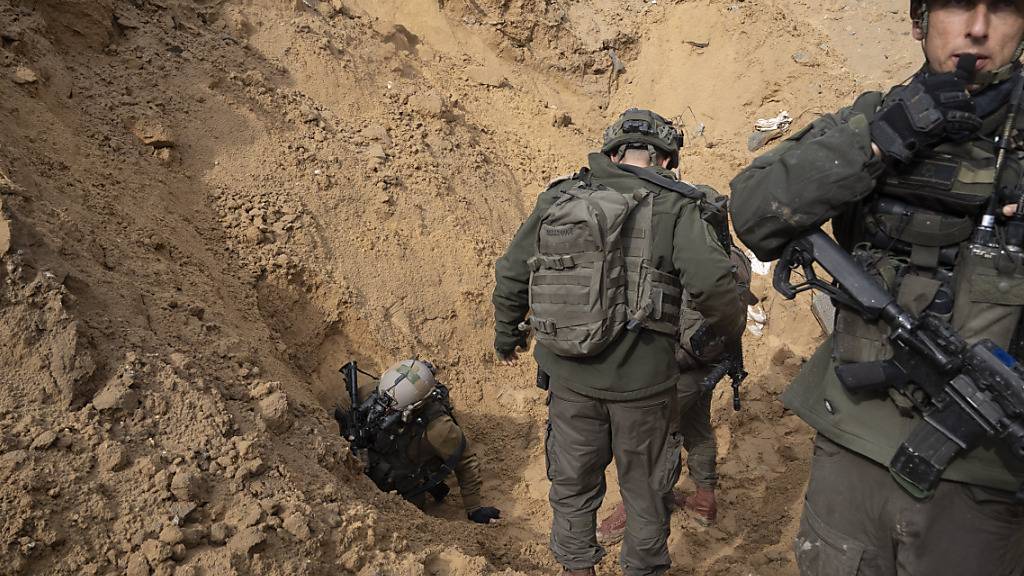 Israelische Soldaten betreten einen Hamas-Tunnel unter einem Friedhof während der Bodenoffensive auf den Gazastreifen. Foto: Sam McNeil/AP/dpa