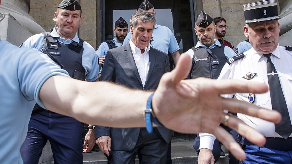 Wegen Steuerbetrugs ist der frühere französische Haushaltsminister Jerôme Cahuzac (Mitte) zu zwei Jahren Haft verurteilt worden.