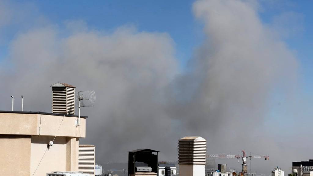 Rauch und Qualm steigen in der iranischen Hauptstadt nach einem israelischen Angriff in den Himmel auf. Israels Luftwaffe hat eine neue Angriffswelle auf Ziele in der iranischen Hauptstadt Teheran geflogen. Foto: Str./dpa
