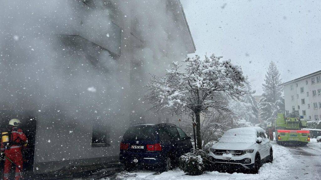 Viel Rauch drang aus dem vom Brand betroffenen Klotener Mehrfamilienhaus.