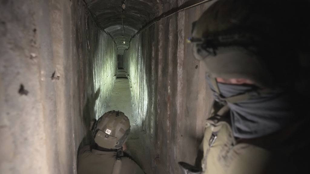 ARCHIV - Israelische Soldaten zeigen einen unterirdischen Tunnel, der unter dem Schifa-Krankenhaus in Gaza-Stadt gefunden wurde. Foto: Victor R. Caivano/AP/dpa