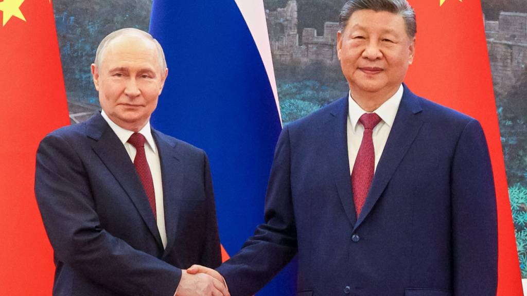 Der russische Präsident Wladimir Putin (l) und der chinesische Präsident Xi Jinping posieren für ein Foto vor ihren Gesprächen in der Großen Halle des Volkes. Foto: Maxim Stulov/Pool Sputnik Kremlin/AP/dpa - ACHTUNG: Nur zur redaktionellen Verwendung und nur mit vollständiger Nennung des vorstehenden Credits